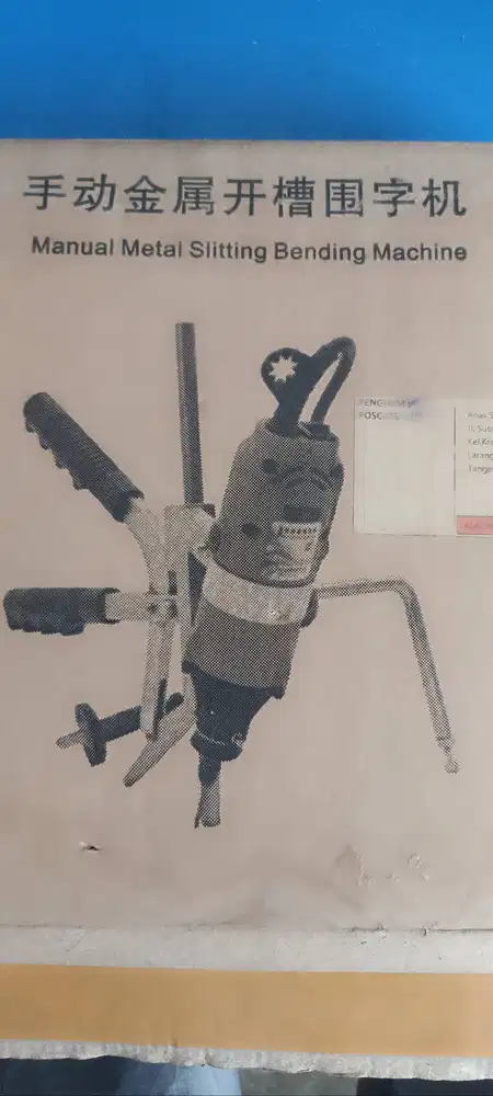 Alat tekuk plat huruf timbul