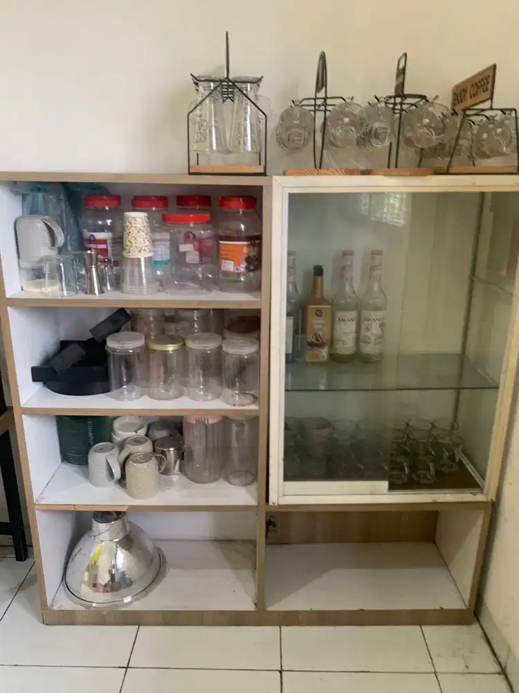 Rak kaca untuk usaha atau rumah