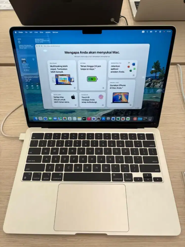 Macbook air M2 13inch 16/256gb garansi resmi Apple
