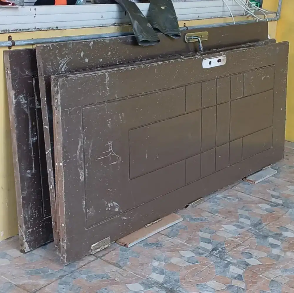 Pintu bekas meranti batu lengkap kusennya