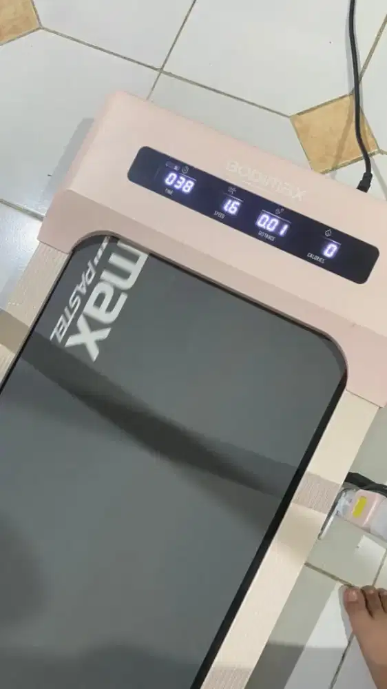 Alat treadmill olahraga merek Bodimax Pastel PINK