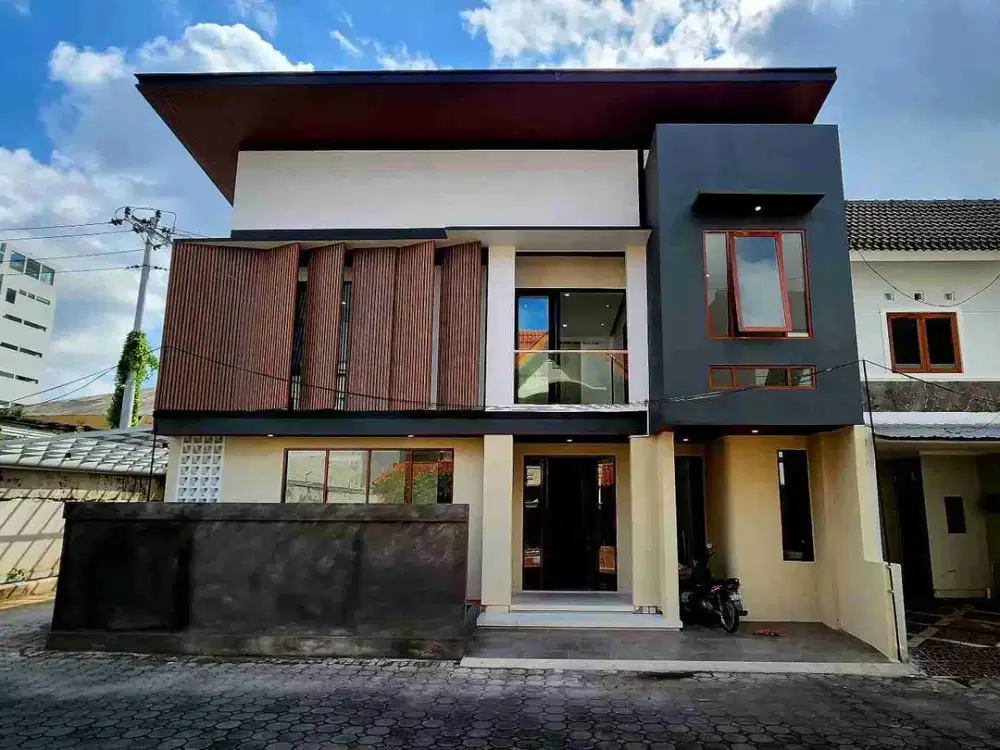 rumah 2 lantai sangat strategis dalam perumahan seturan