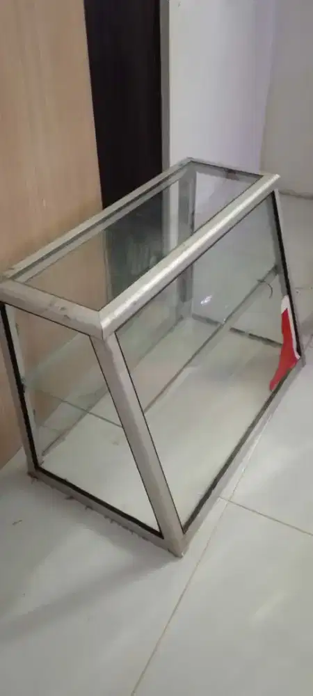 Dijual etalase kaca miring