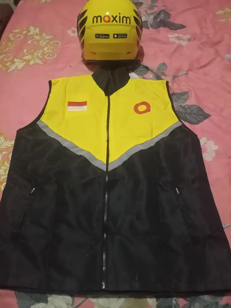 Helm dan rompi maxim