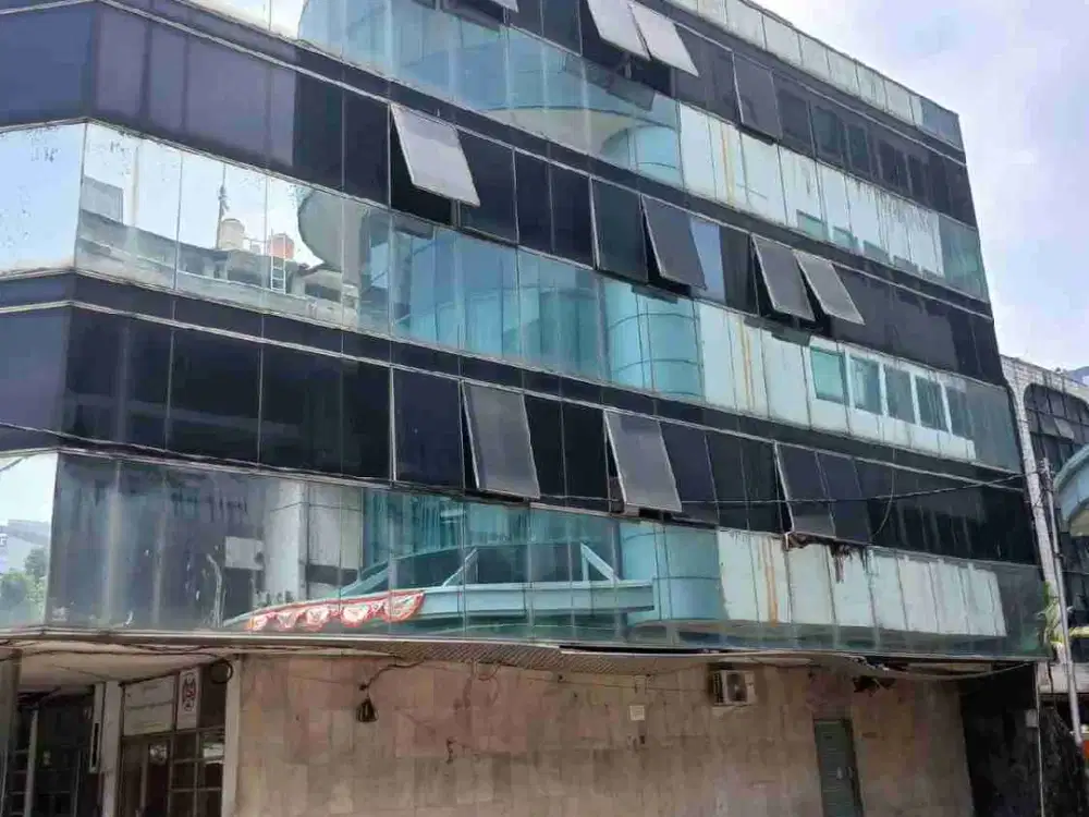 Dijual Gedung Tiga Lantai di Cikini Raya Menteng Jakarta Pusat
