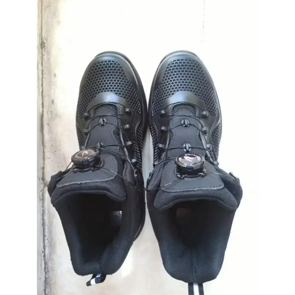 Safety shoes warna hitam