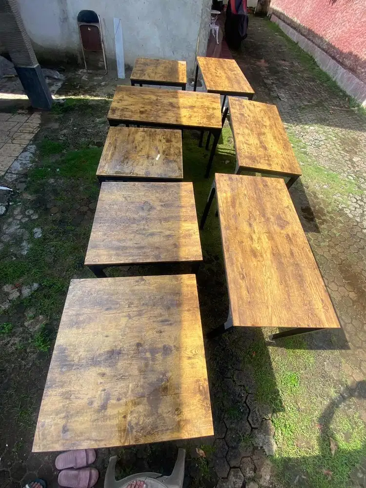 8 Buah Meja Berbagai Ukuran