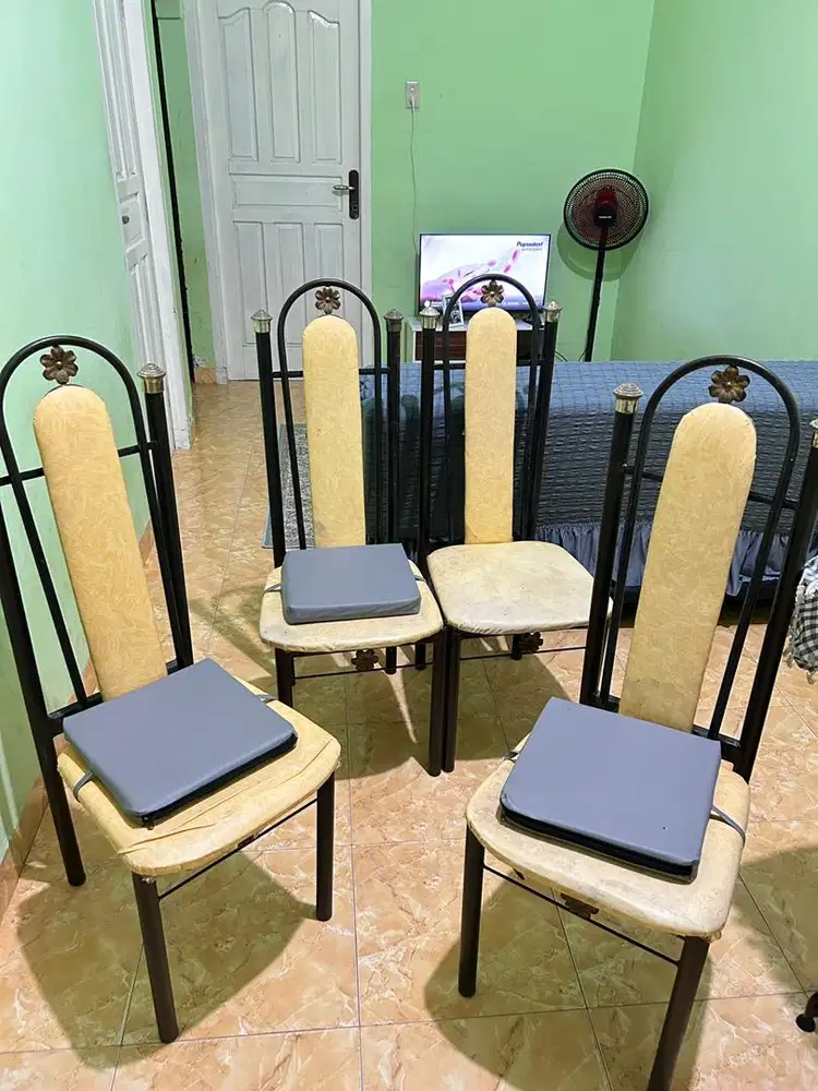 kursi makan ambil 4 200ribu