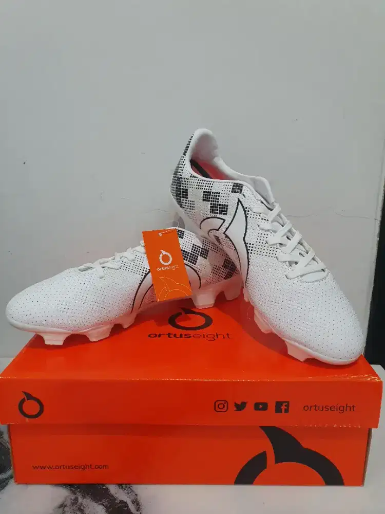 ortuseight quadra fg ( white & black )