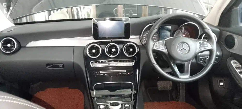 JUAL SANTAI MERCY C200 AVANTGARDE 2017 TERAWAT, KILOMETER RENDAH