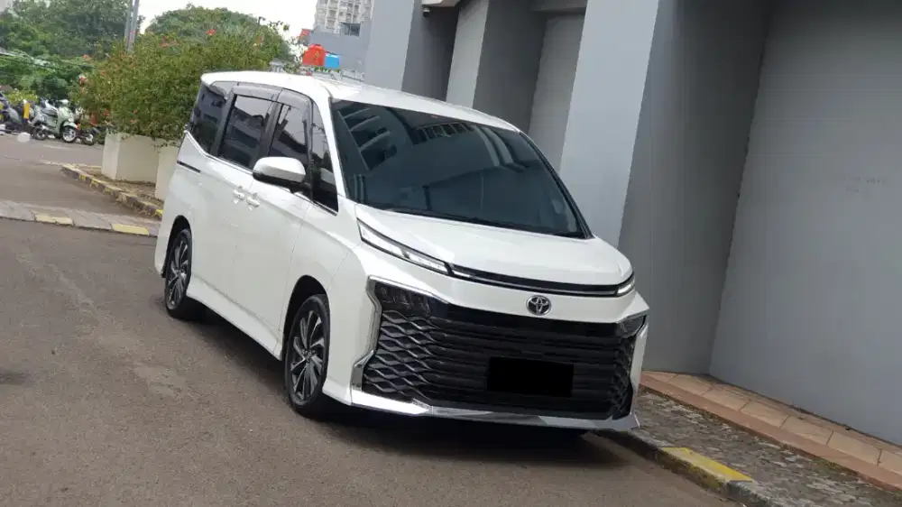 [ LOW KM ] Toyota Voxy 2.0 CVT TSS AT 2023/2024