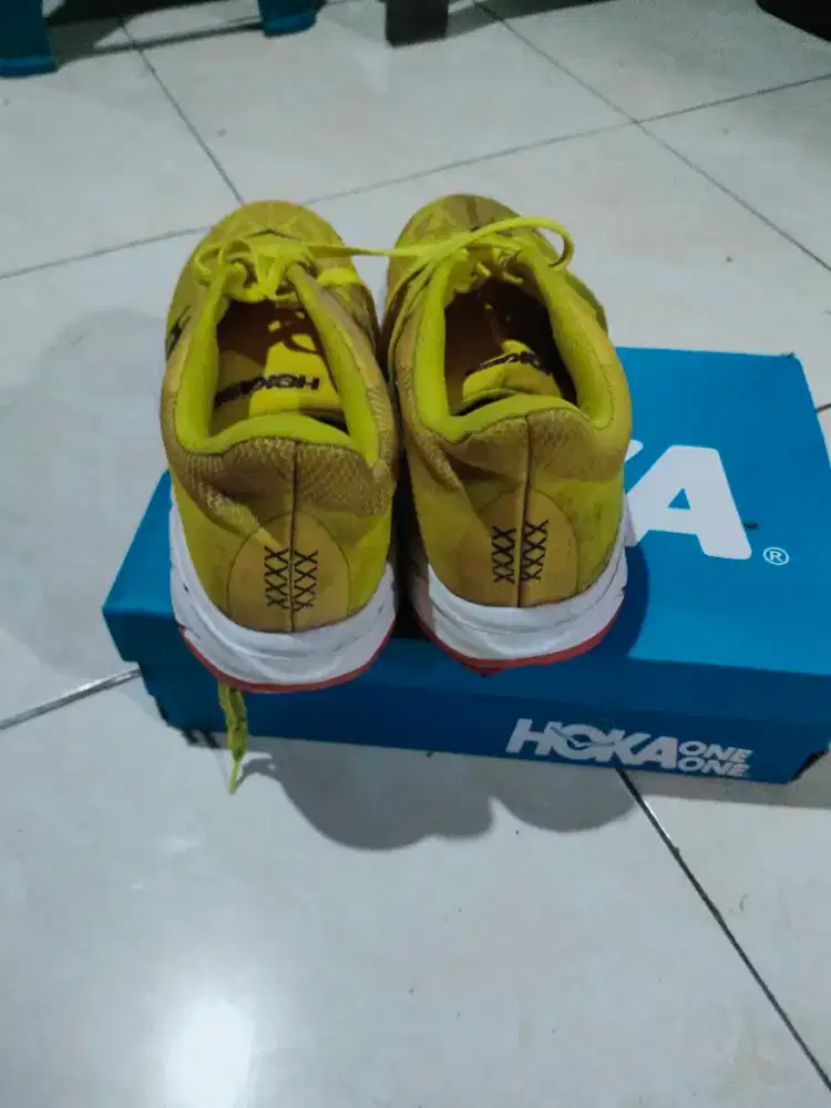 Sepatu hoka jogging/lari