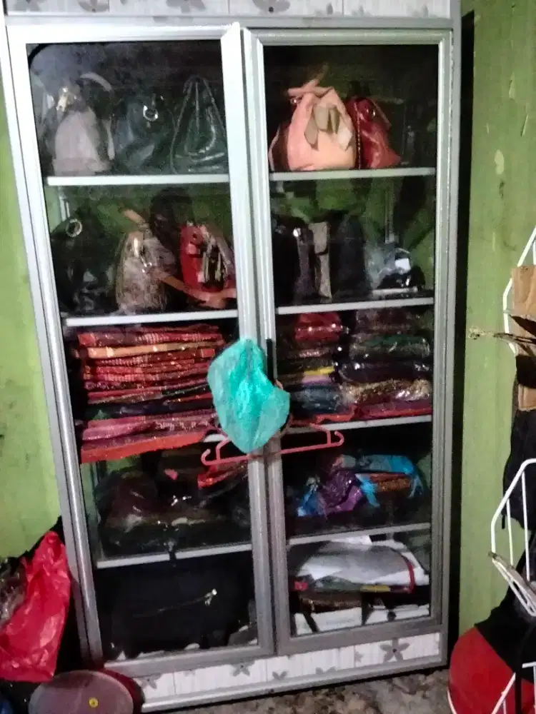 Dijual lemari kaca dan kursi bekas