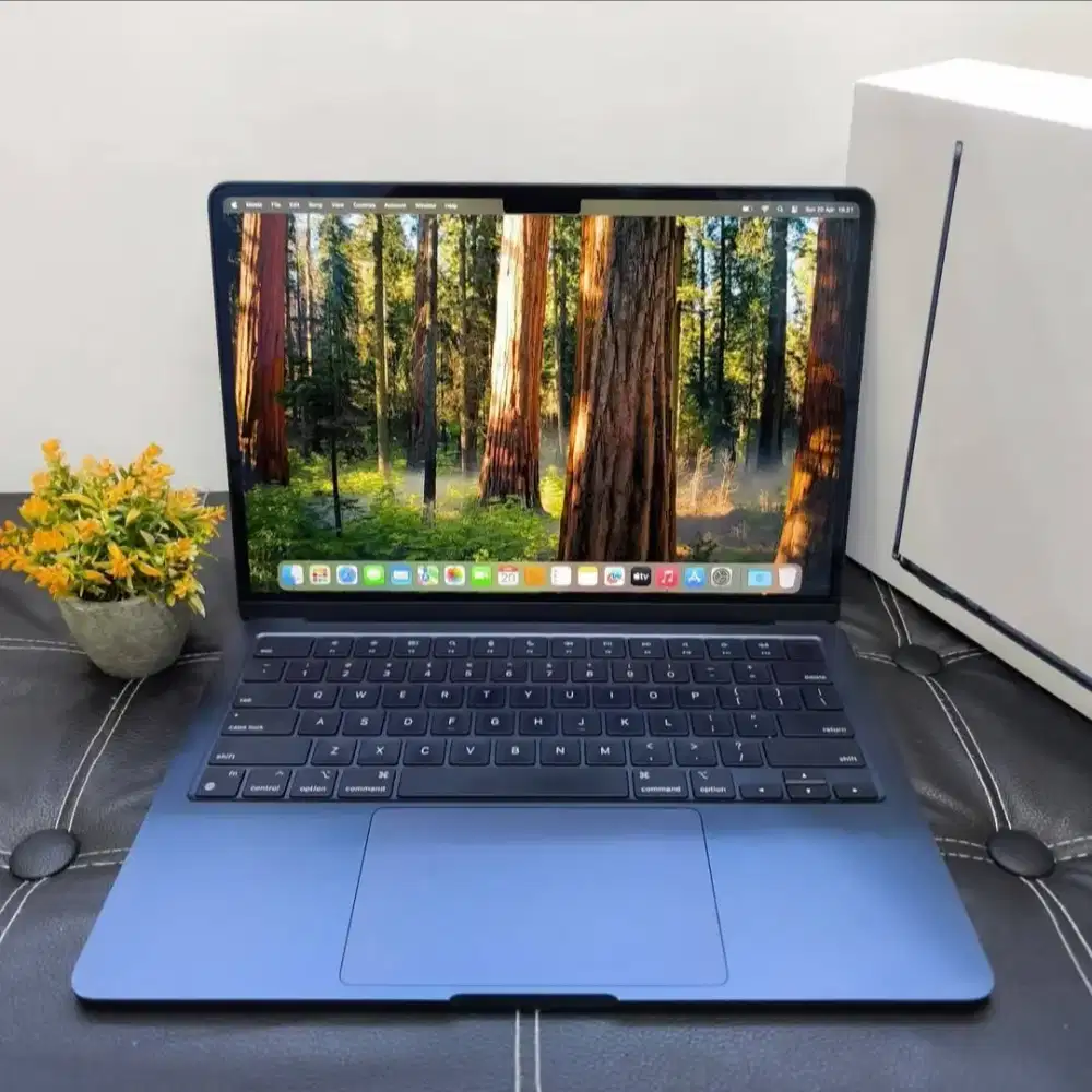 Macbook Air M2 2022
Ram 8Gb 
SSD 256Gb
CC 125 BH 100%