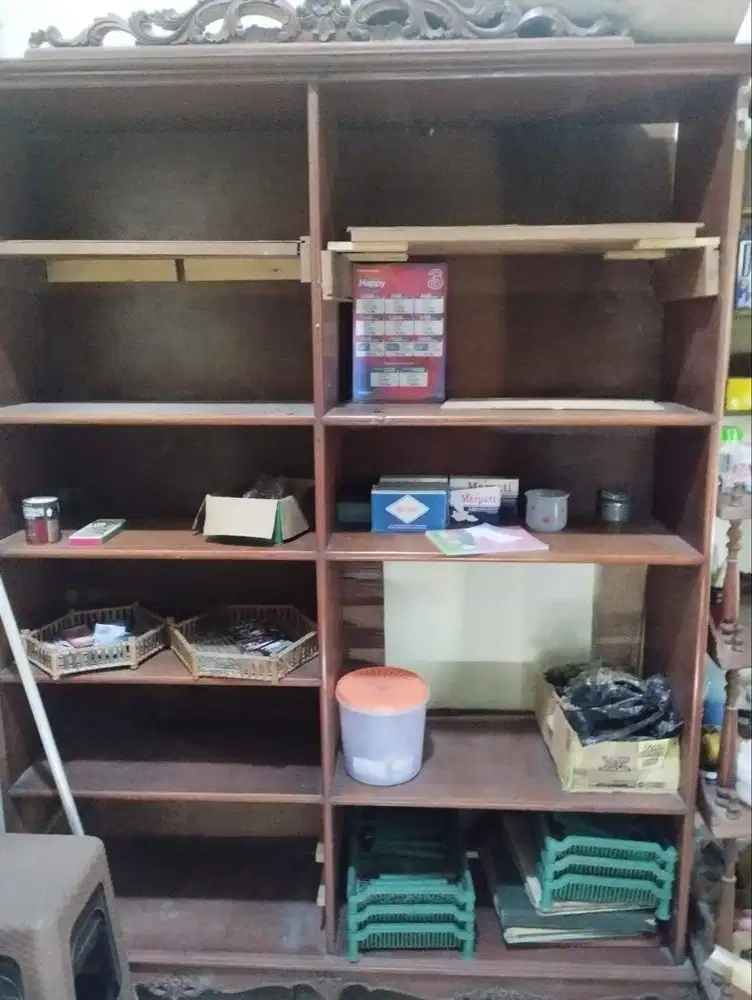 Foto 1 – Lemari/Rak Kayu Besar  Foto 2 – Rak Sudut Kayu (Corner Shelf)