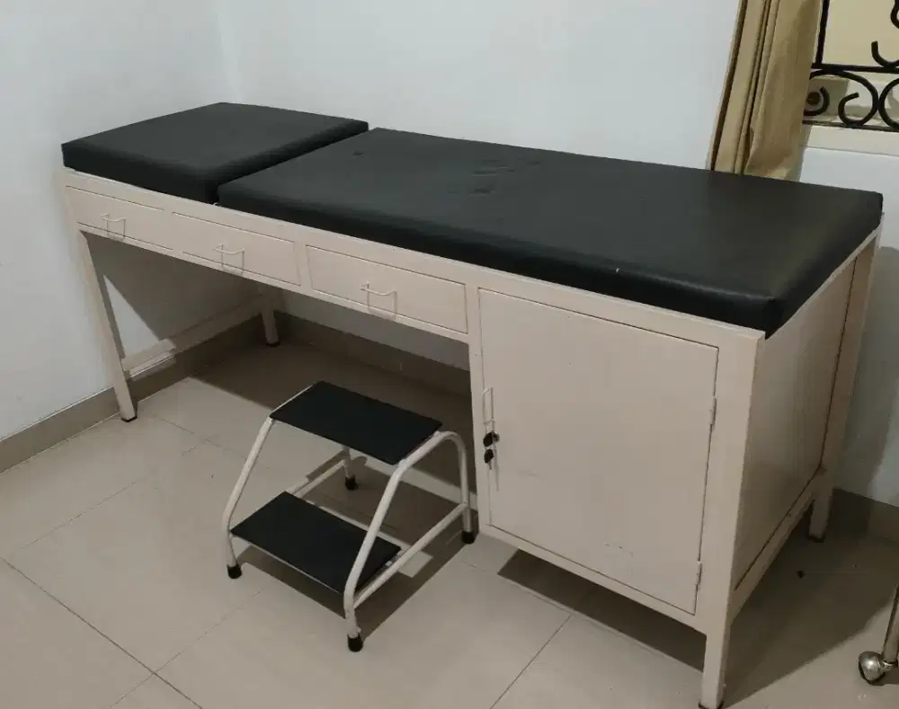 Ranjang periksa pasien