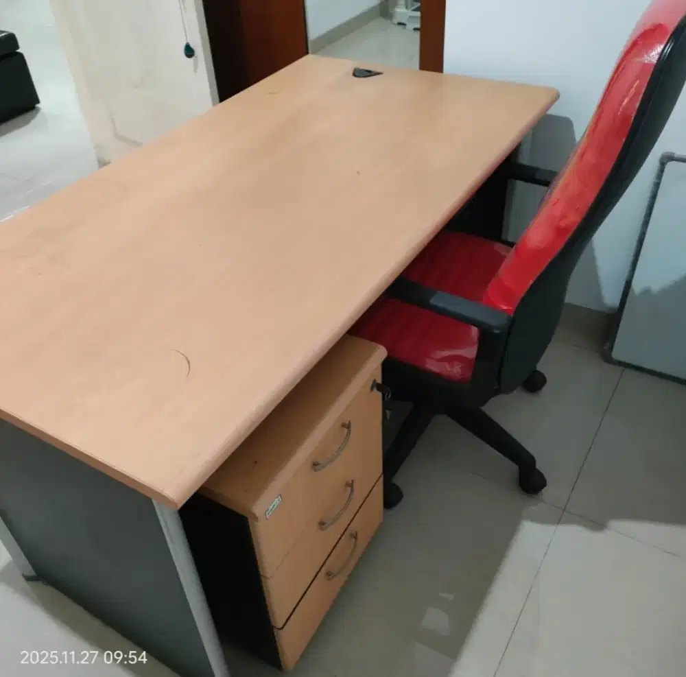 Set meja kerja, laci dorong dan kursi kantor