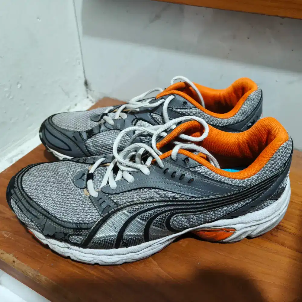Sepatu Running Pria