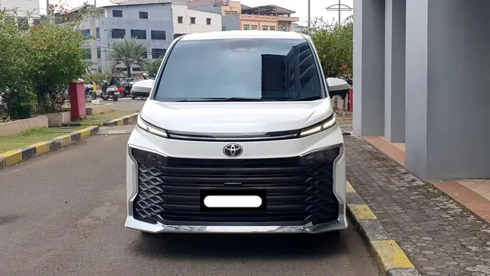 Km11rb toyota voxy cvt tss 2023 putih camera360