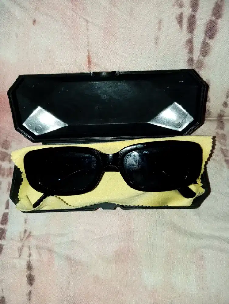 Kacamata Hitam Klasik: Siap Melindungi Kamu dari Silau Matahari!