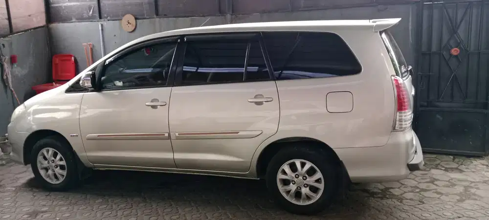 Toyota Kijang Innova 2010 Bensin