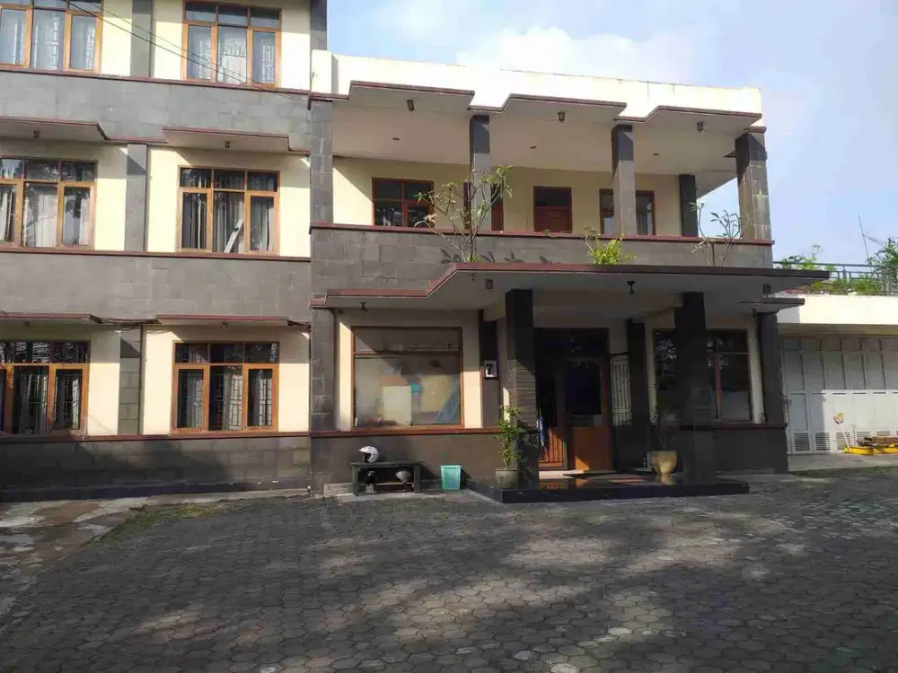 dijual rumah / kantor di Supratman