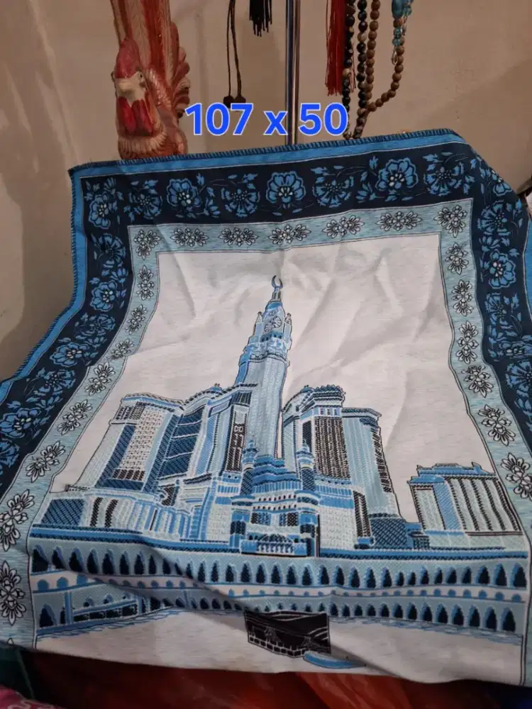 Sajadah warna biru 
Uk 107 x 50 motif 
masjidil haram dari mekah 
Lim