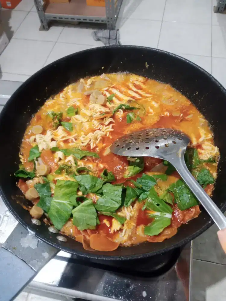 Tukang masak untuk karyawan
