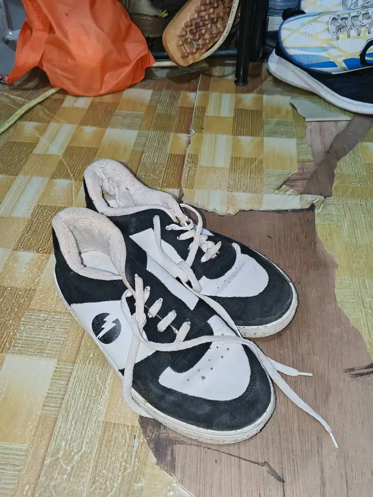 Sepatu berlogo petir