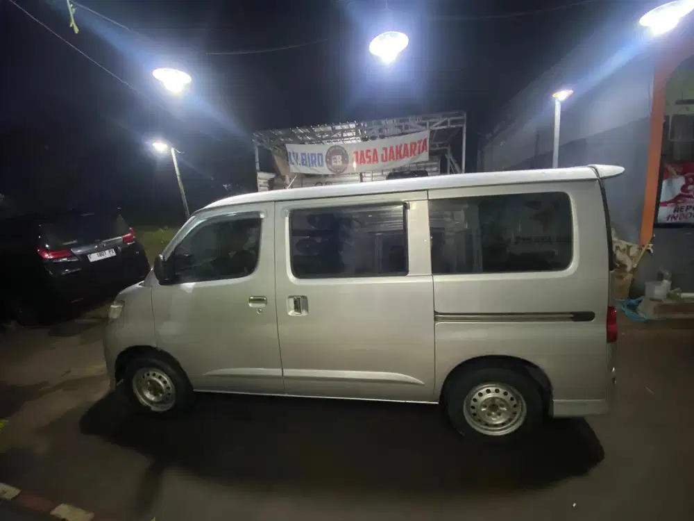 Daihatsu Luxio 2011 Bensin