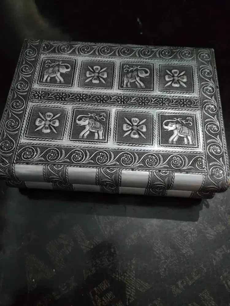 Kotak antik perhiasan