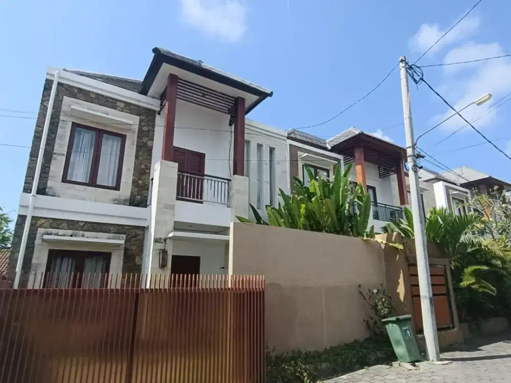 Rumah 2 Lantai Murah Furnished One Gate System di Royal Garden Residence