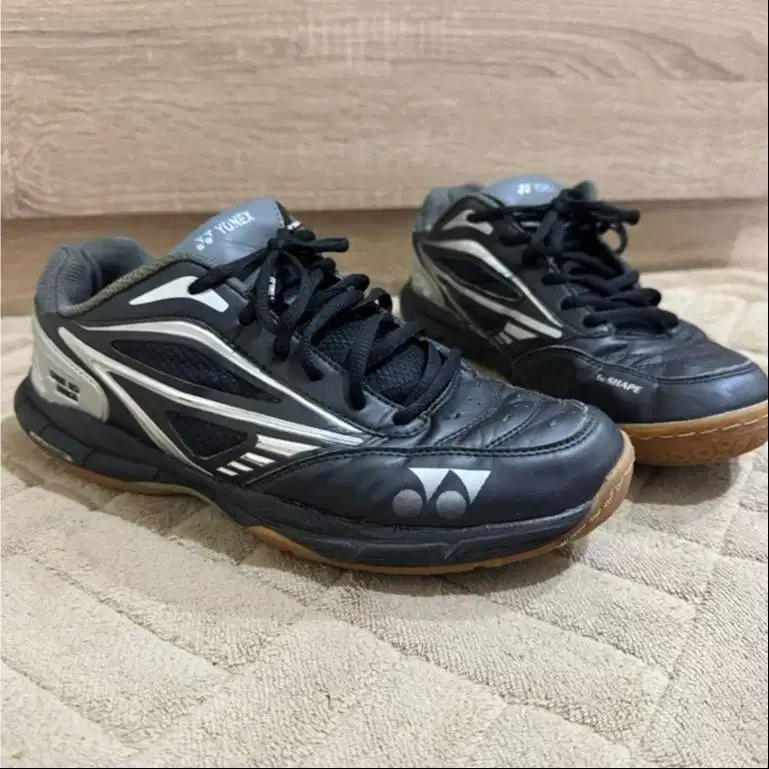 Sepatu Olahraga Bulutangkis Badminton Shoes Yonex Court Ace Tough