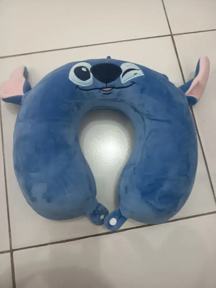 Bantal Leher Bentuk STITCH