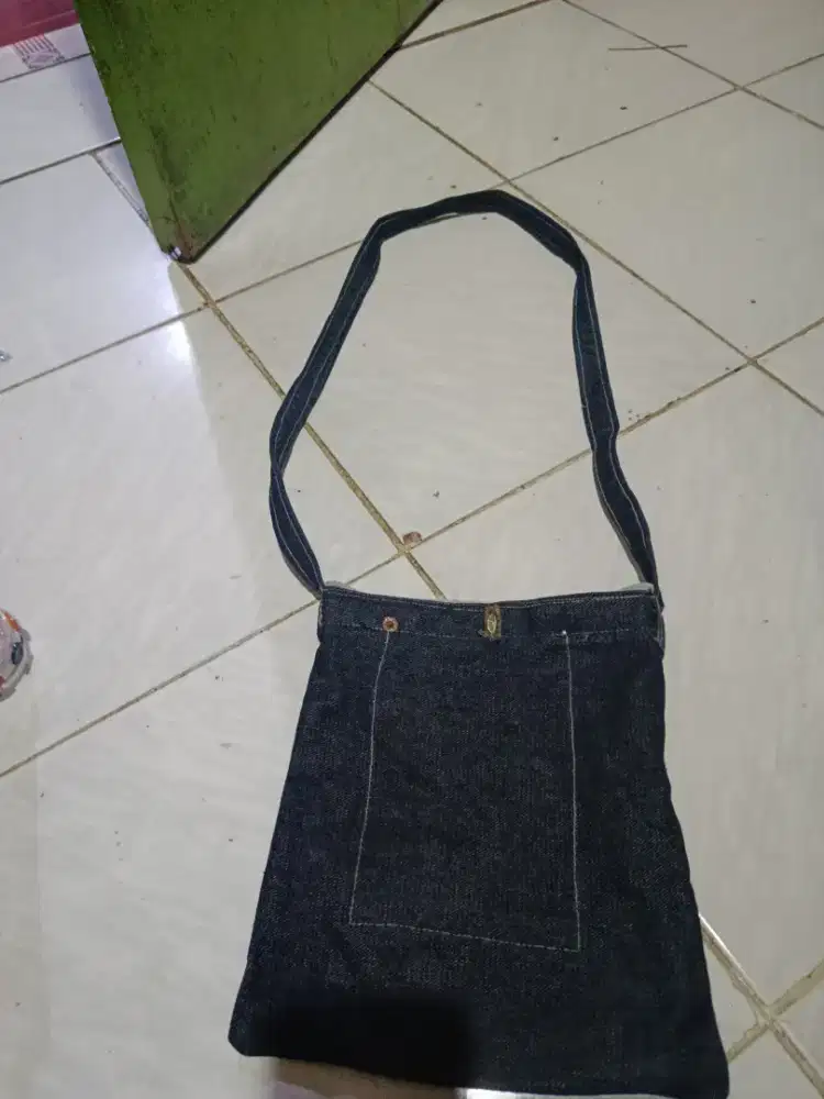 Tas dari jeans bekas