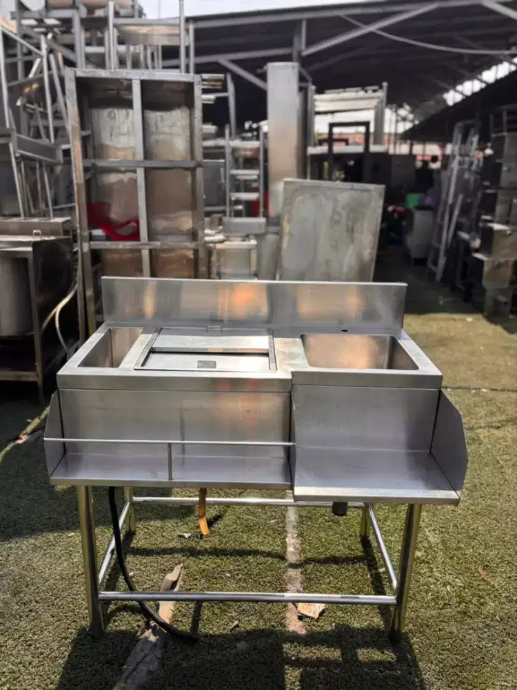 Sink ice bin station 

Ukuran 100x65x85
Lubang sink 30x30x20