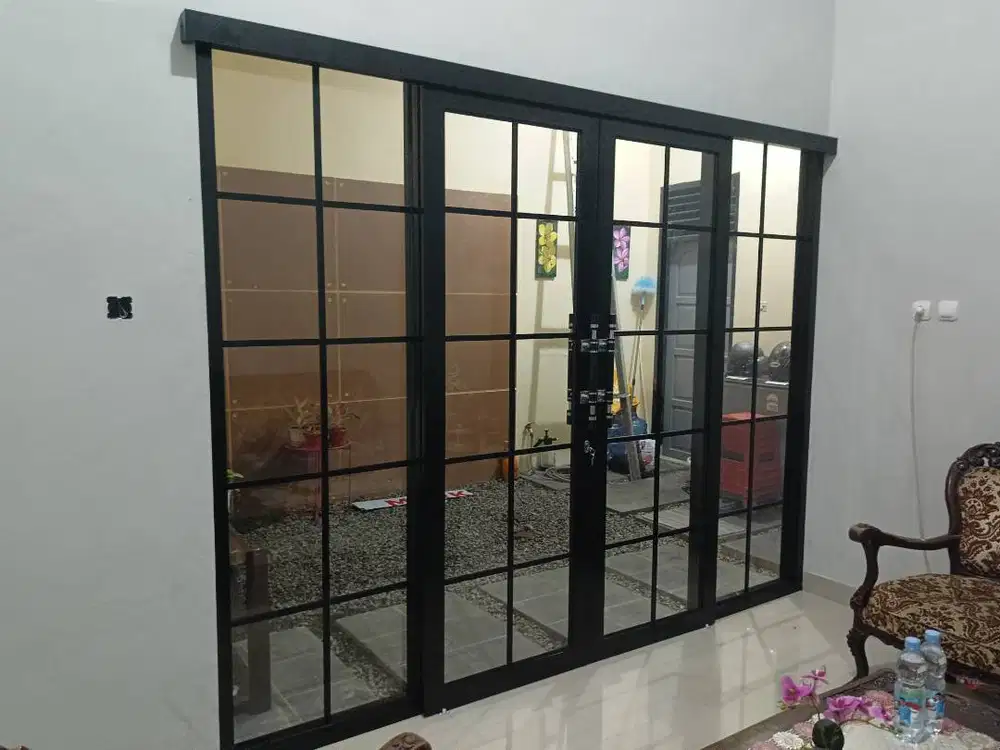 Partisi kaca dan aluminium