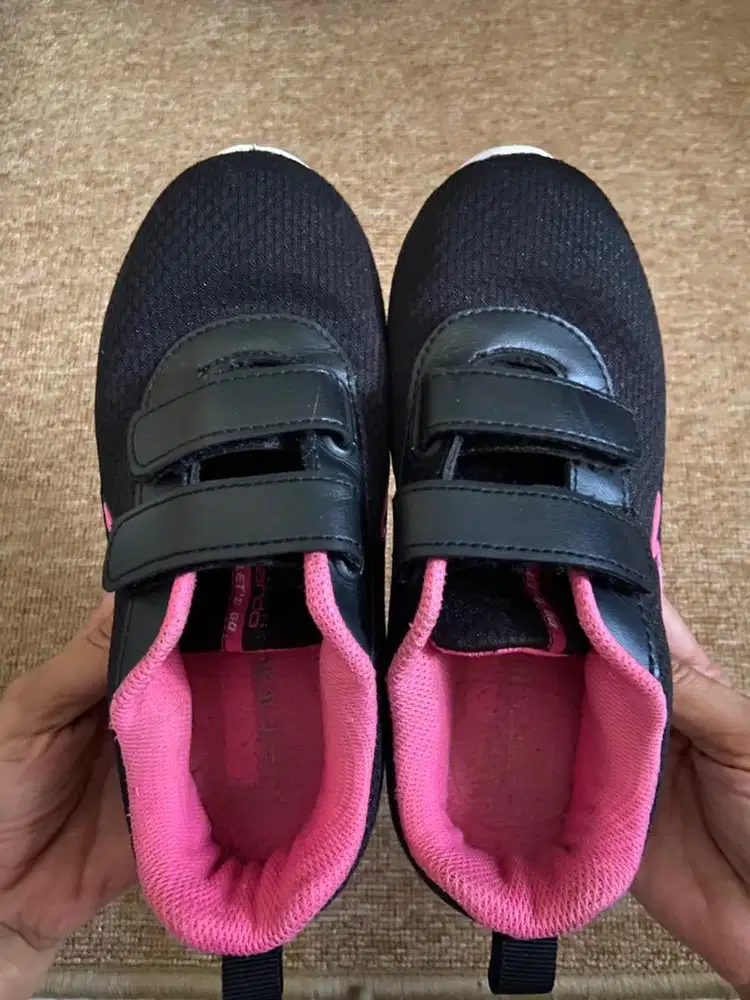SEPATU SEKOLAH ANAK PEREMPUAN SEPATU OLAHRAGA SIZE 31 MERK ANDO HITAM