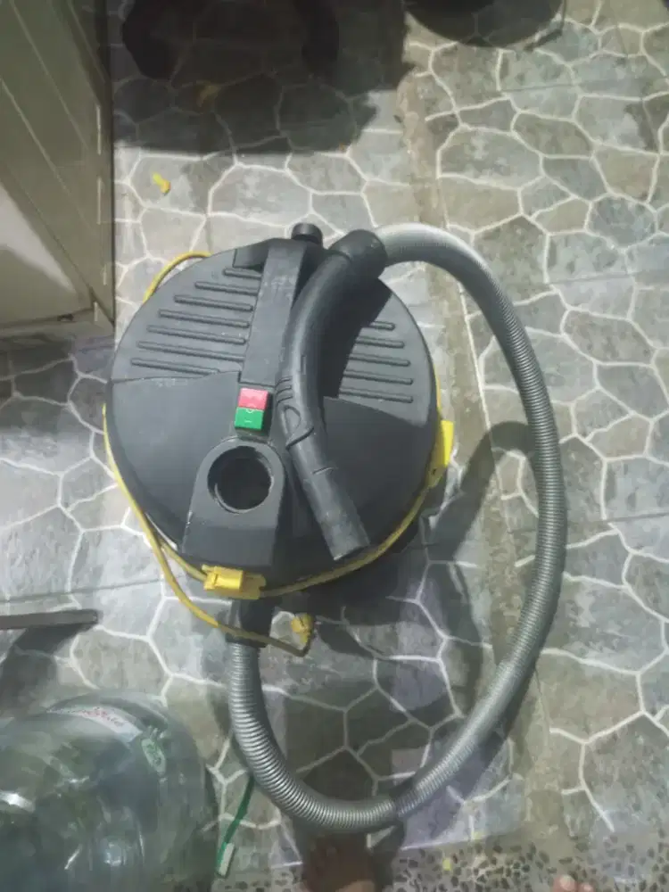 Vacum cleaner untuk basah dan kering 20 LT merk krisbow