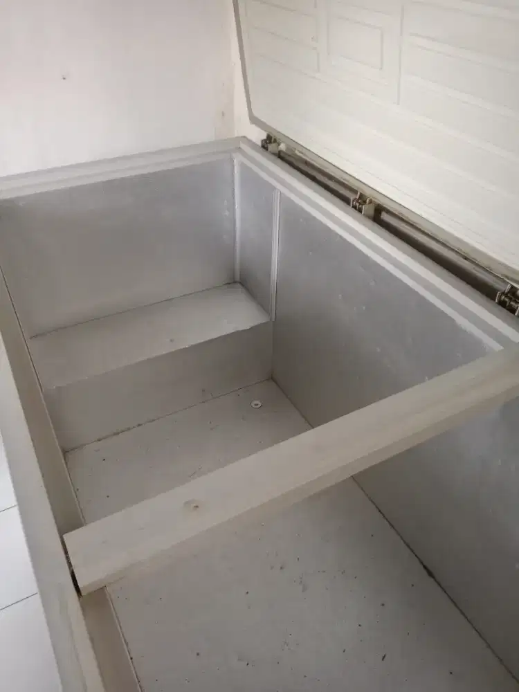 Freezer 1200 L bersih terawat