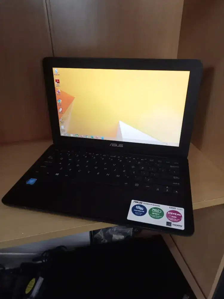 ASUS E202S Mungil dan ringan dibawa. Laptop siap pakai & bergaransi