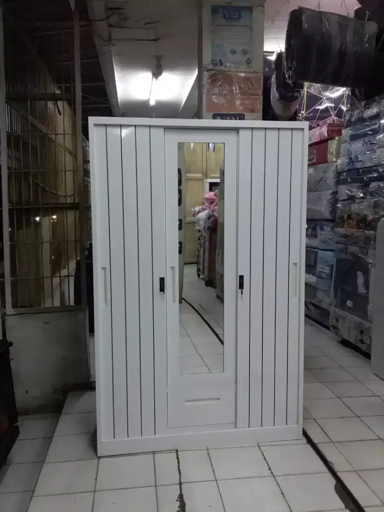 lemari besi 3 pintu