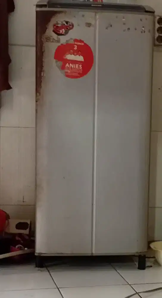 Kulkas 1 pintu merk Sanyo bekas normal dingin