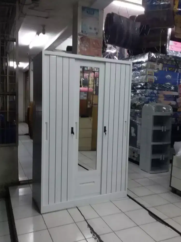 Lemari besi 3 pintu