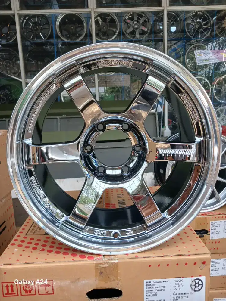 Rays te37 progressive ring 18x9 6x139,7 ET 0 black chrome. Fortuner