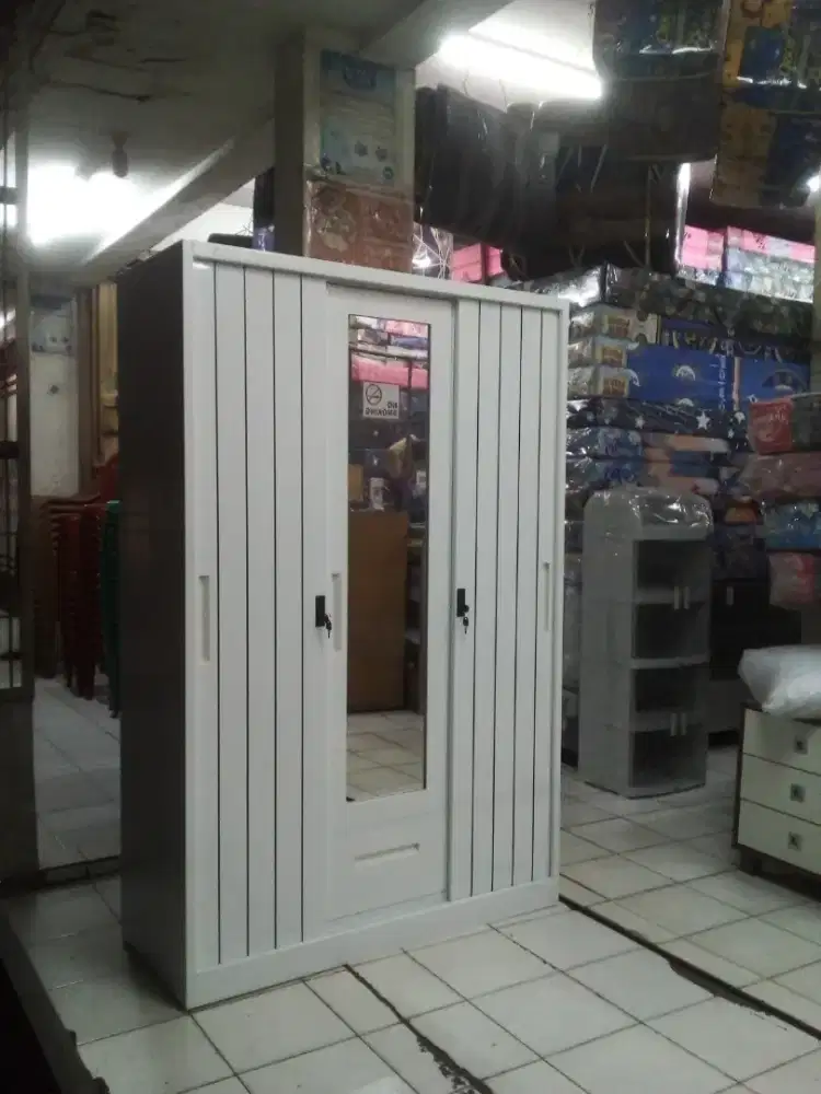 Lemari besi 3 pintu