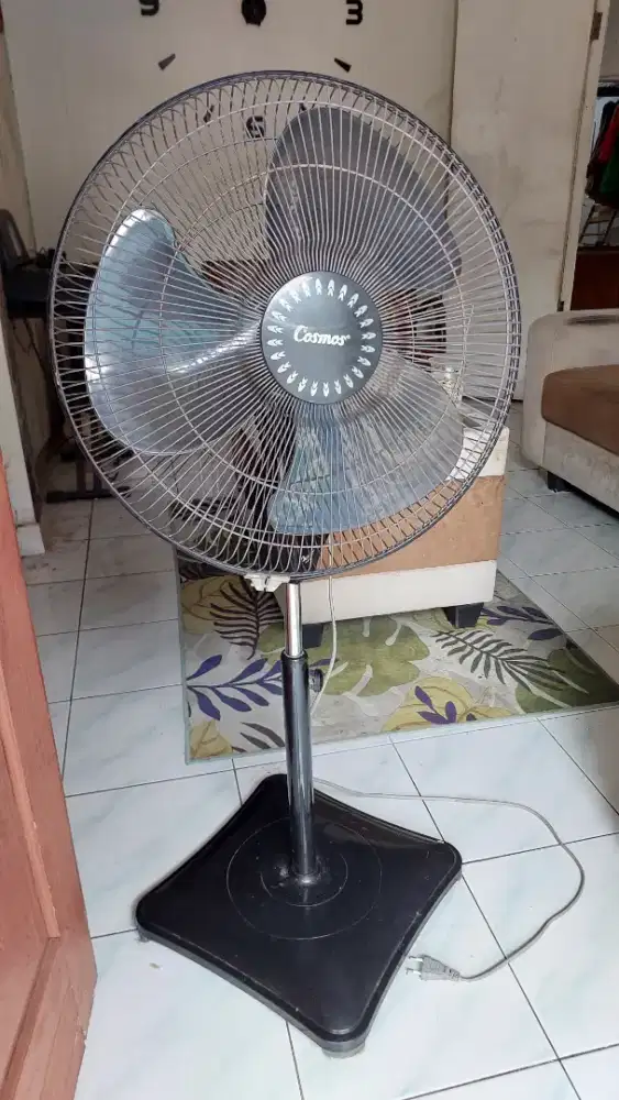 Kipas Angin Berdiri Cosmos 16 inch