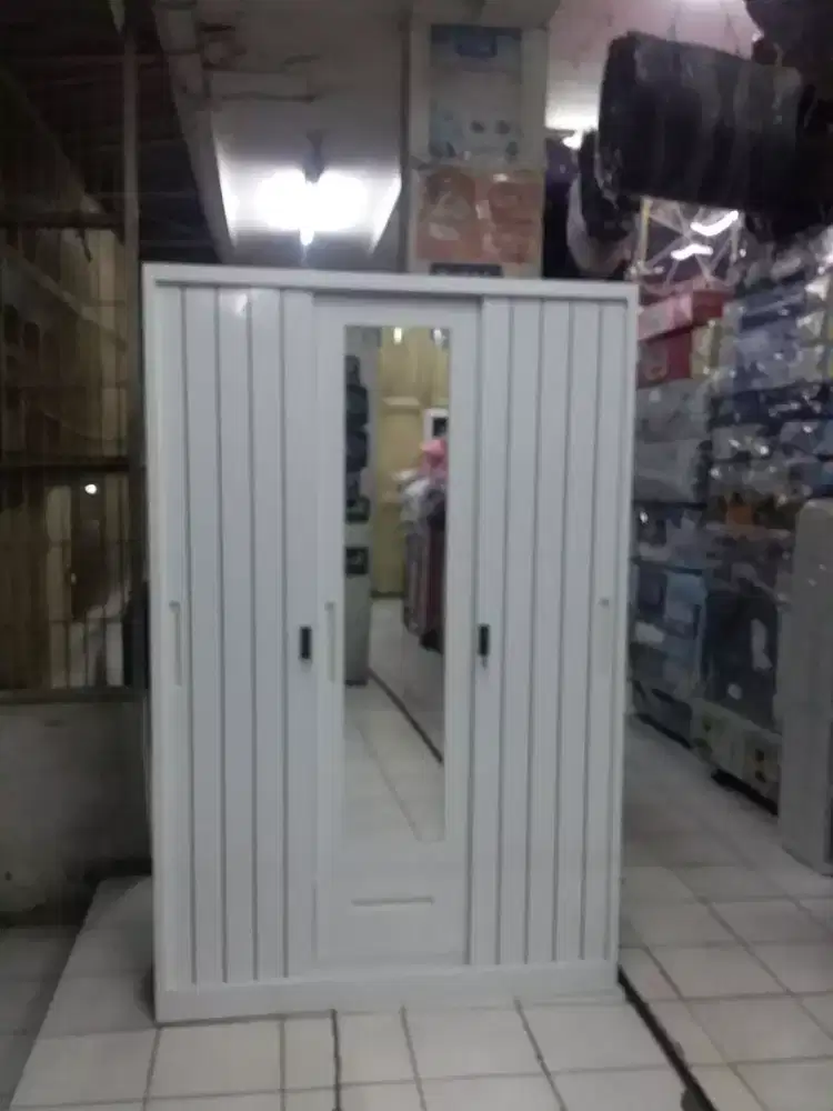 Lemari besi 3 pintu