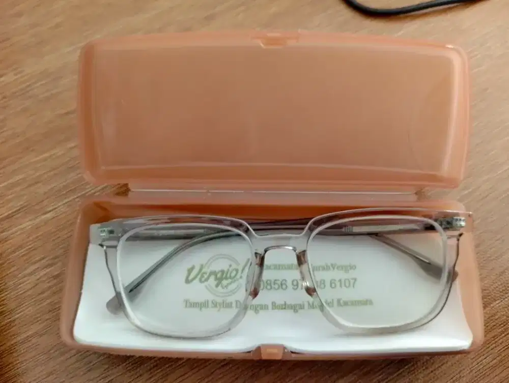 Kacamata Wanita Elegan