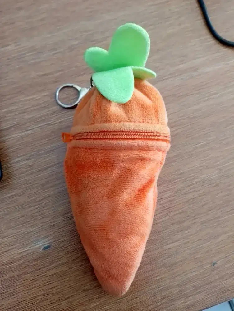 Gantungan Kunci Wortel Dengan Boneka Kelinci Didalamnya